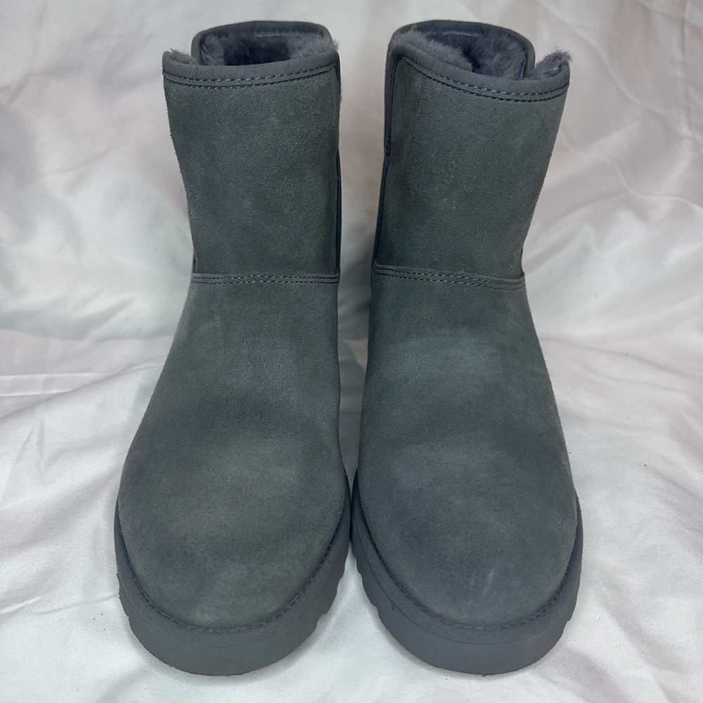 Women’s UGG boots in a size 6.5 (4.5-5 in kids)